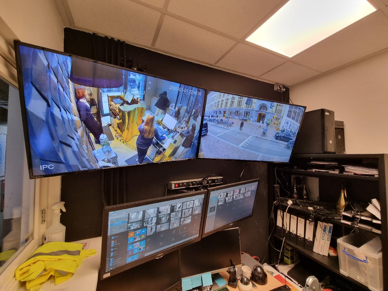 Meekijkruimte met camerabeelden op twee grote schermen en een bedienwerkplek