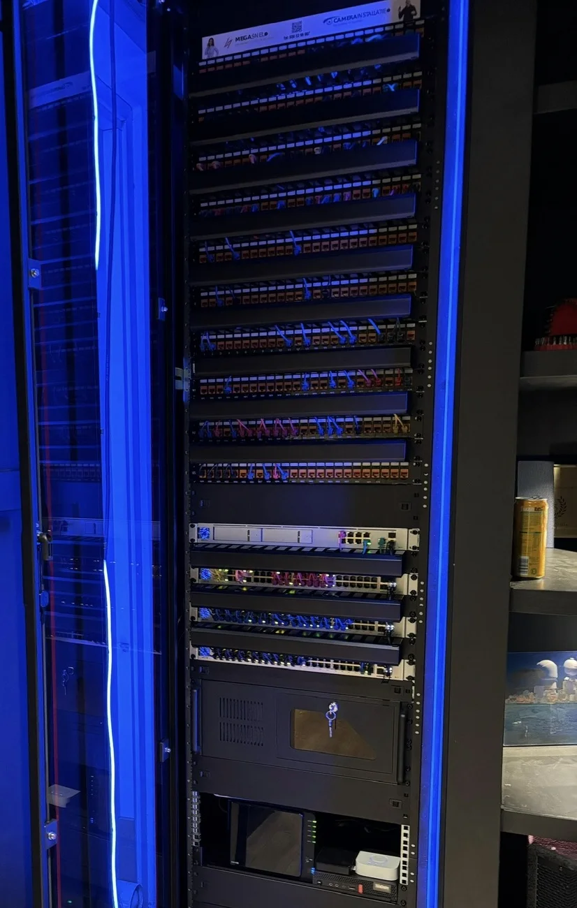 Serverkast die wij inrichtten, met switches, patchpanelen en de videoserver