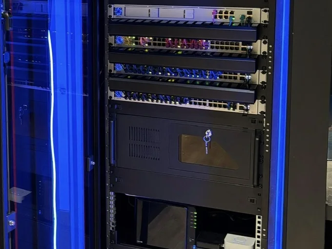 Serverkast met switches, patchpanelen en een afsluitbare videoserver, door ons ingericht