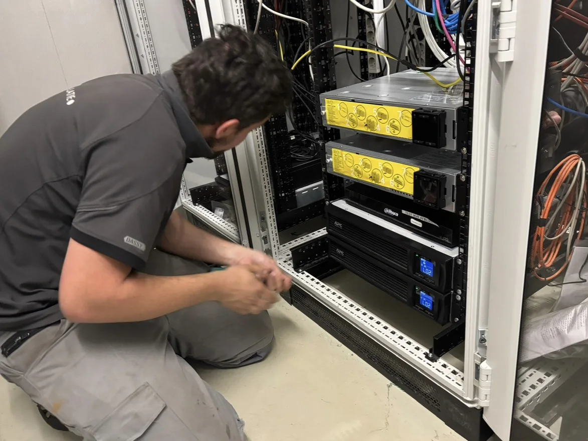 Onze monteur sluit servers en UPS'en aan in een serverkast