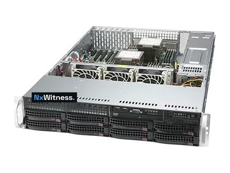 Geopende 2U Nx Witness-server met acht schijfsleuven