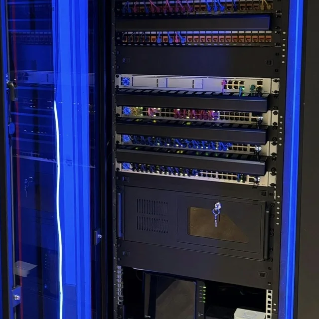 Switches, patchpanelen en de videoserver in één kast, door ons ingericht