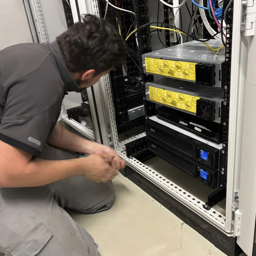 Onze monteur sluit servers en UPS aan in een serverkast