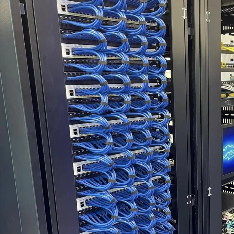 Patchkast met netjes gebundelde netwerkkabels, door ons aangelegd